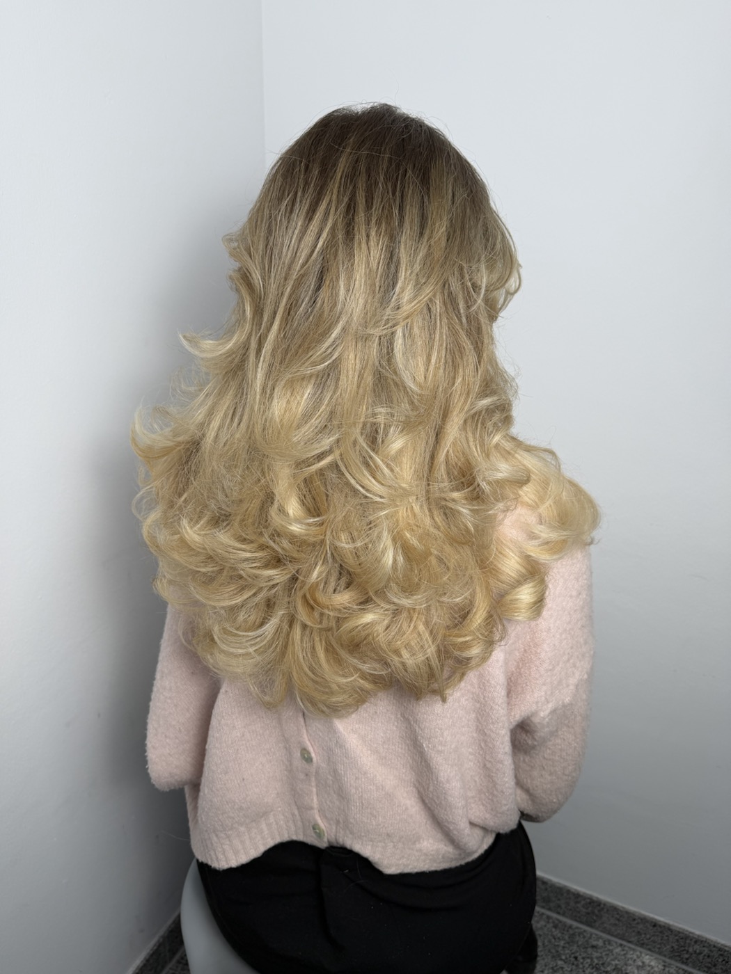 Blondes Damenstyling mit weichen Wellen und Volumen