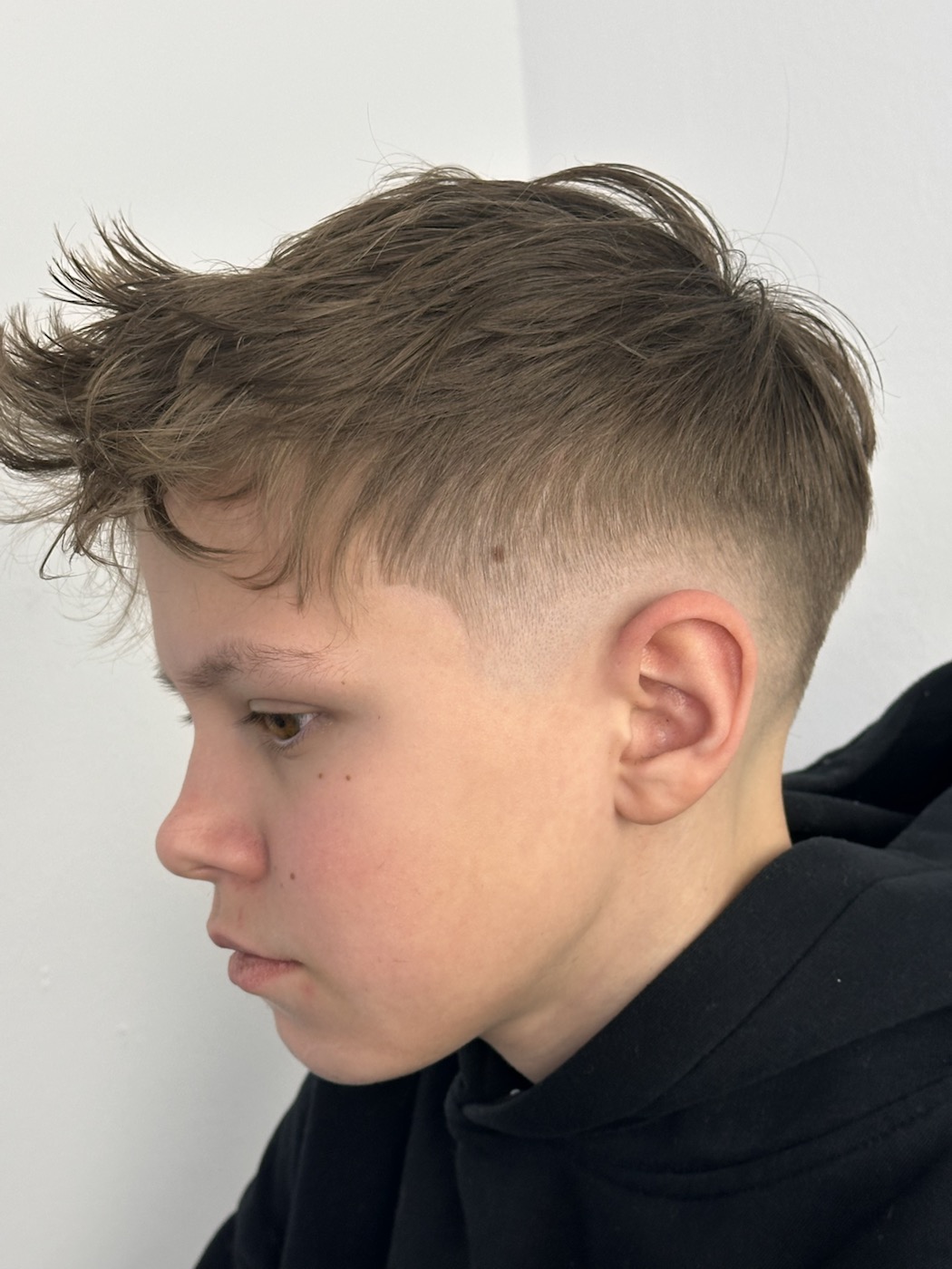 Kinderhaarschnitt mit Low Fade und strukturierter Front