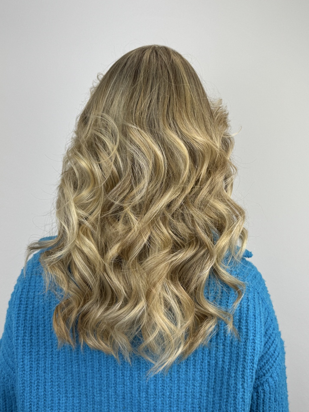 Blonde Balayage mit lockeren Wellen und weichem Verlauf